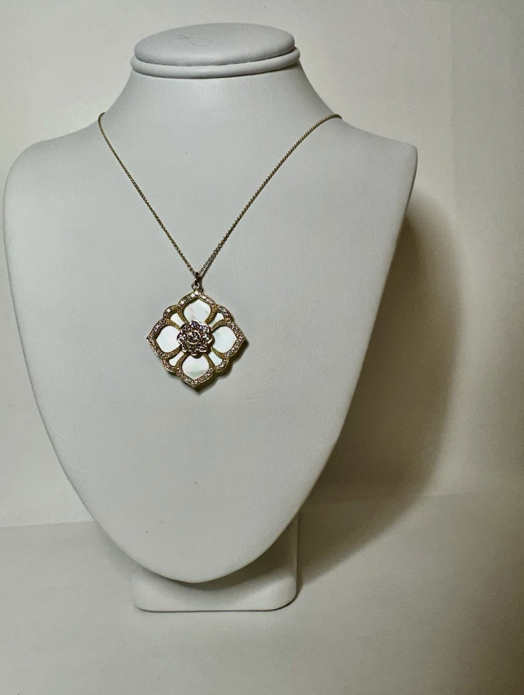 Pendant Flower Shaped–Mother of Pearl, .75Crd Diamonds