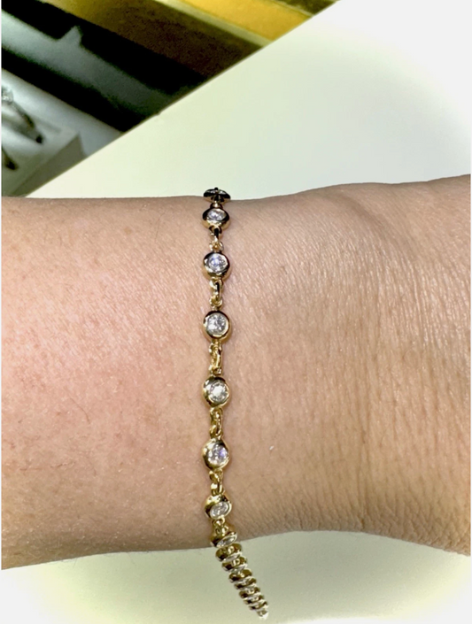 14k Gold Bracelet With Diamonds Bezel Setting.
