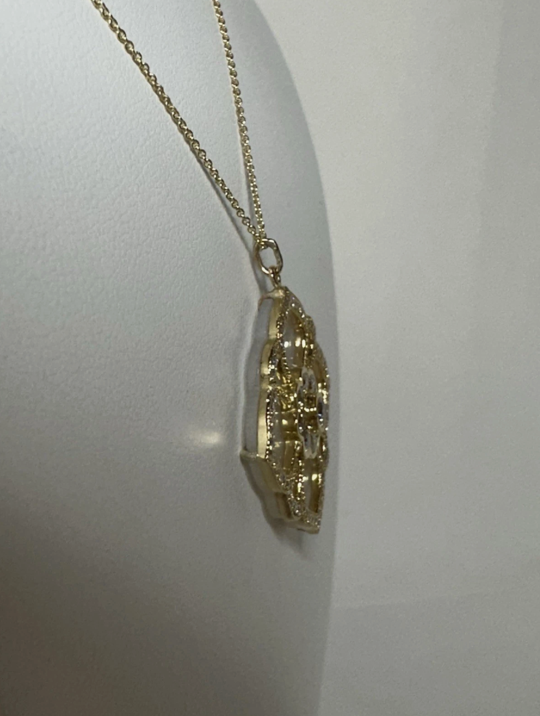 Pendant Flower Shaped–Mother of Pearl, .75Crd Diamonds