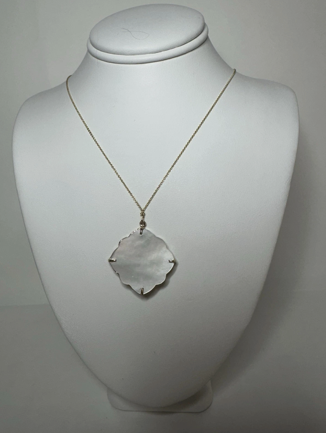 Pendant Flower Shaped–Mother of Pearl, .75Crd Diamonds